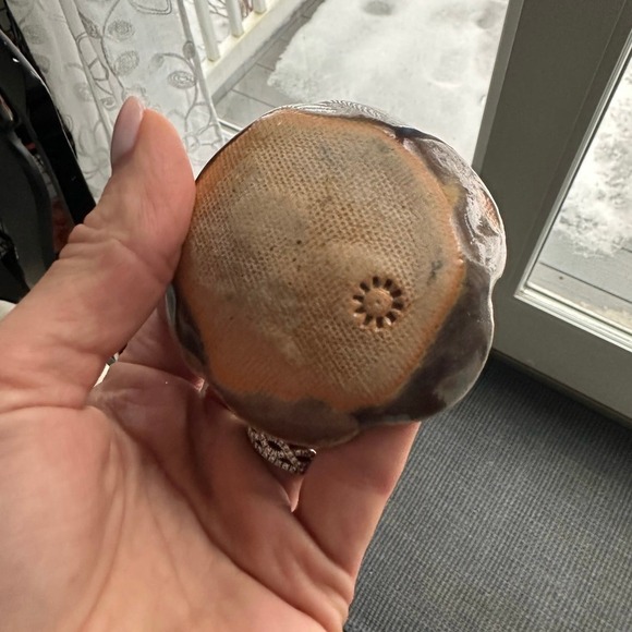 Small pottery ring dish! Beautiful marked on back! - Picture 4 of 4